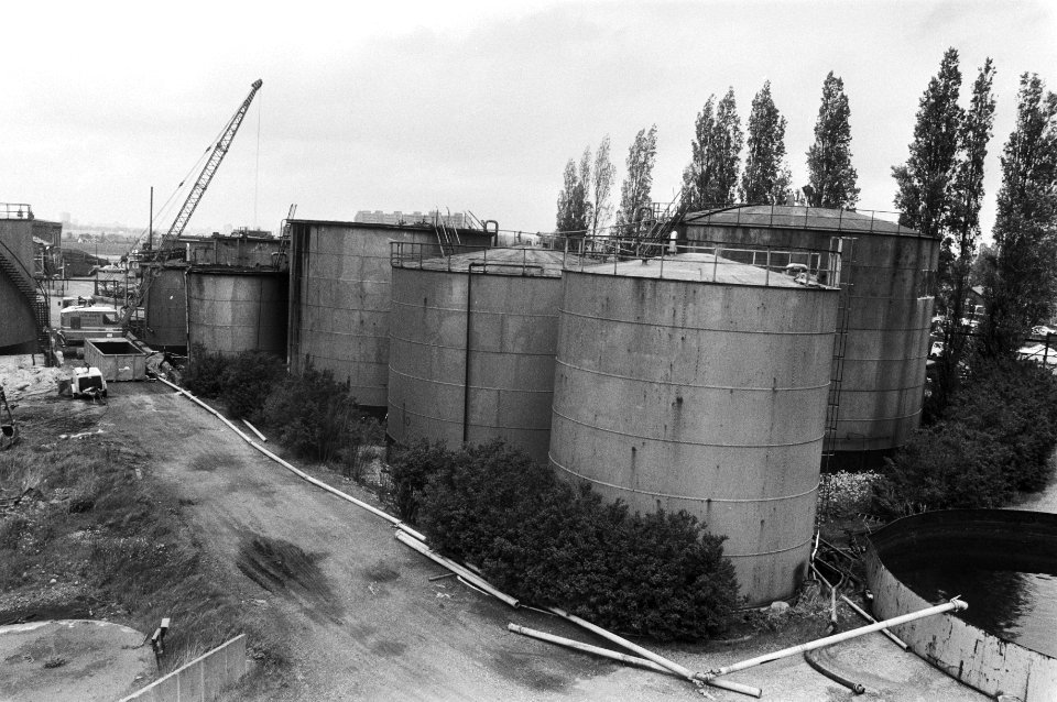 Opslagtanks, gevaarlijke stoffen, milieuverontreiniging, chemisch afval, Bestanddeelnr 932-5886