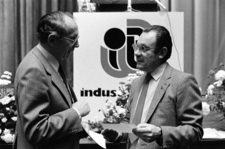 Oprichtingsvergadering Industriebond FNV in Utrecht, Arie Groenevelt in gesprek , Bestanddeelnr 931-2104