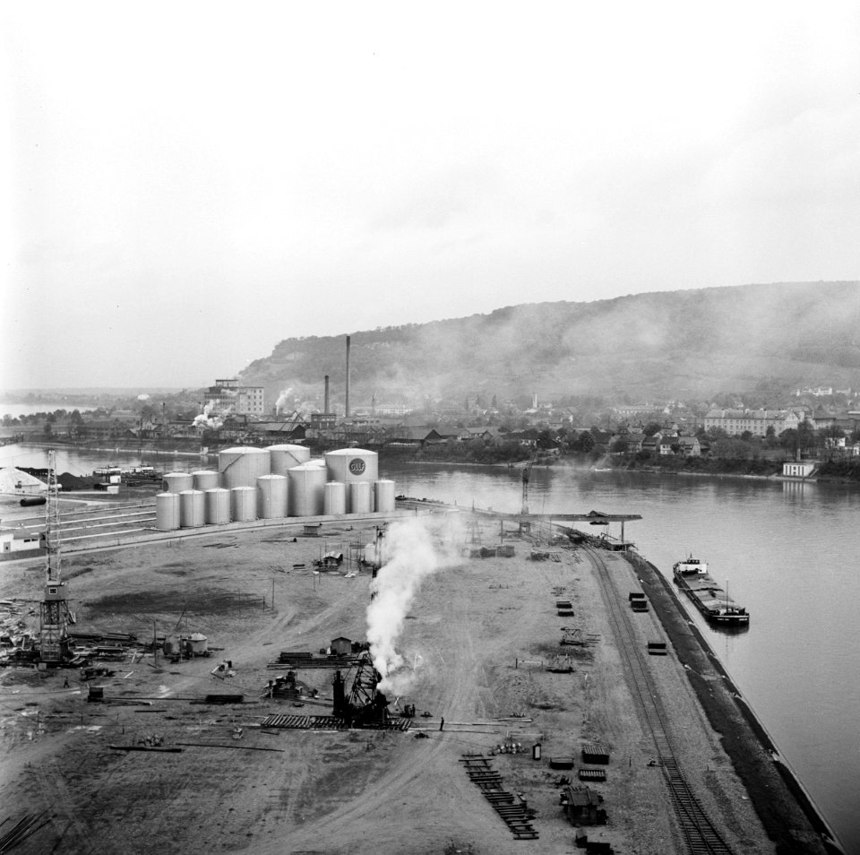 Opslagtanks van Gulf in de olie-haven in aanbouw van Bazel-Rheinfelden, Bestanddeelnr 254-1319