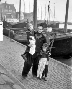 Opnamen in Volendam (familie) kinderspel, Bestanddeelnr 906-1863