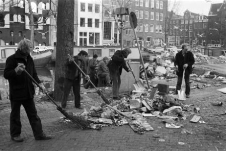 Opruimen van het vuil dat na de stakingen tegen tegen kortingen op de salarissen, Bestanddeelnr 932-7947