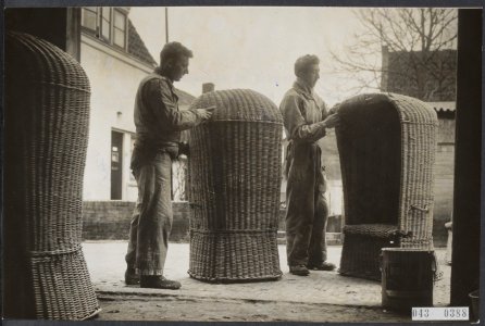 Opschilderen strandstoelen, Bestanddeelnr 043-0388