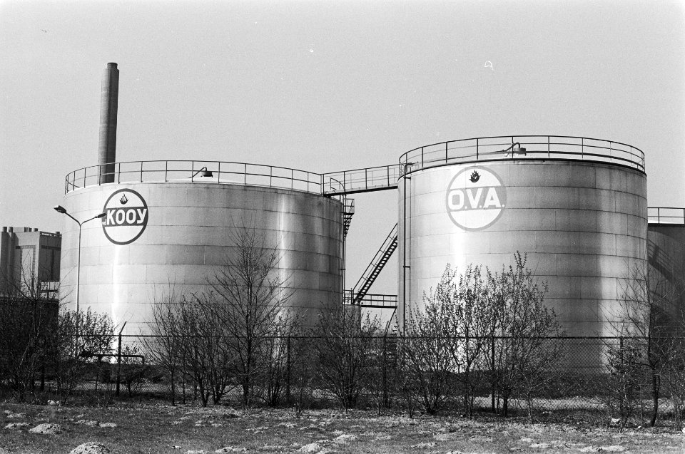 Opslagtanks van Van der Kooy en OVA in het Adam havengebied in verband met mogel, Bestanddeelnr 932-0796