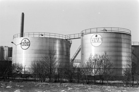 Opslagtanks van Van der Kooy en OVA in het Adam havengebied in verband met mogel, Bestanddeelnr 932-0796