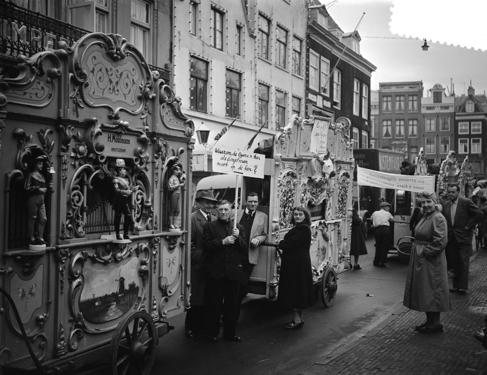 Opnamen nieuwe film Willem Parel met draaiorgerls Amsterdam, Bestanddeelnr 906-8118