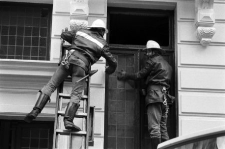 Opruiming, door politie, leger enzovoorts. begonnen, Bestanddeelnr 931-7524