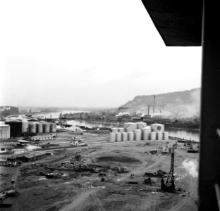 Opslagtanks van Gulf en Avia in de olie-haven in aanbouw van Bazel-Rheinfelden, Bestanddeelnr 254-1318