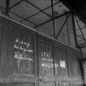 Opschrift op een wand Hidoep Sri baginda Wilhelmina Leve koningin Wihelmina, Bestanddeelnr 255-6987