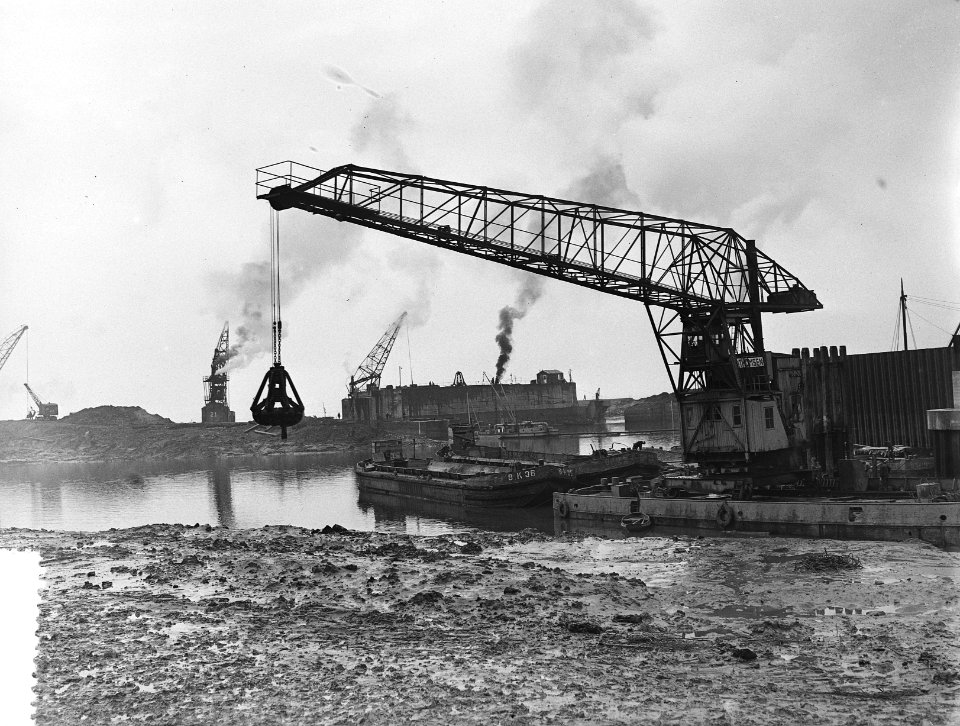 Opruiming. Caissons in het rampgebied bij Kruiningen. Veerhaven Kruiningen, hers, Bestanddeelnr 906-3529