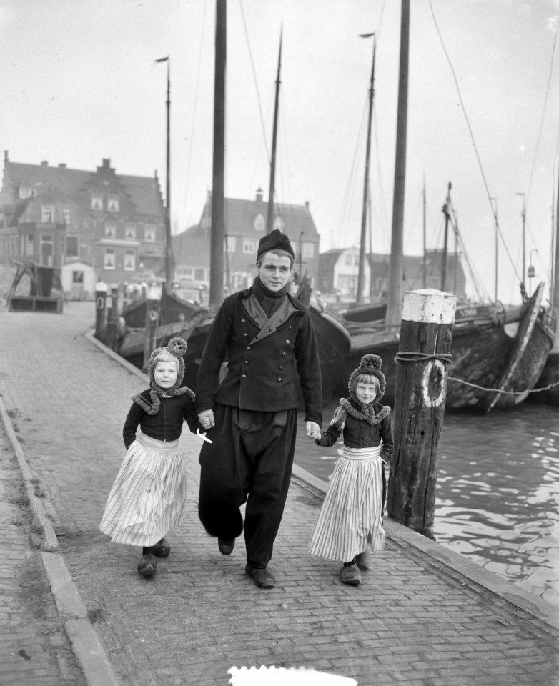 Opnamen in Volendam (familie) kinderspel, Bestanddeelnr 906-1866