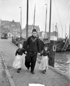 Opnamen in Volendam (familie) kinderspel, Bestanddeelnr 906-1866