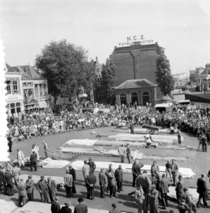 Opnamen kaasmarkt Alkmaar met gebouw NCZ, Bestanddeelnr 907-2931