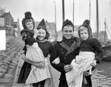 Opnamen in Volendam (familie) kinderspel, Bestanddeelnr 906-1864