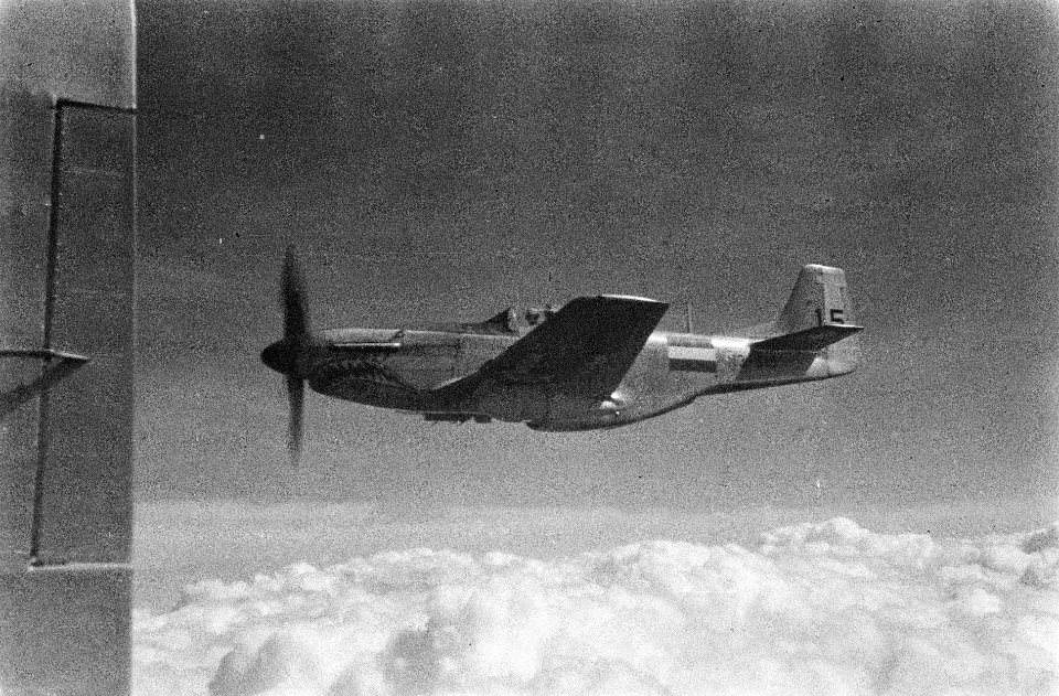 Opname vanuit vliegtuig. Curtiss P-51 Mustang met haaienbek, Bestanddeelnr 7492