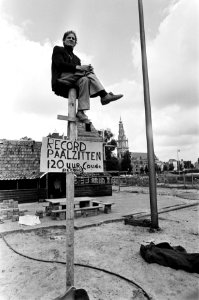 Opschrift op het bord Record paalzitten 120 uur (oude record), Bestanddeelnr 930-3639