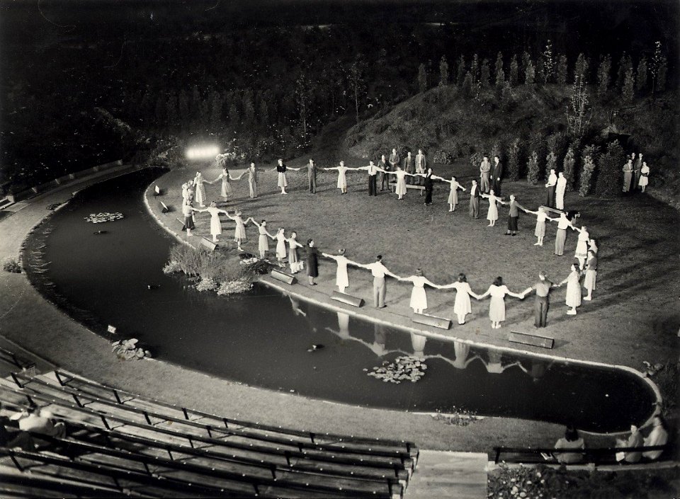 Openluchttheater bij avond, tijdens een repetitie van een toneelgezelschap. Aangekocht in 1977 van fotograaf C. de Boer. Identificatienummer 54-004246, NL-HlmNHA 54010752