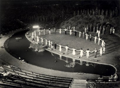 Openluchttheater bij avond, tijdens een repetitie van een toneelgezelschap. Aangekocht in 1977 van fotograaf C. de Boer. Identificatienummer 54-004246, NL-HlmNHA 54010752