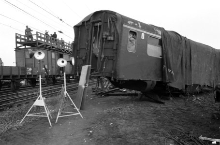 Opruimen van treinravage bij Woerden, Bestanddeelnr 913-3829