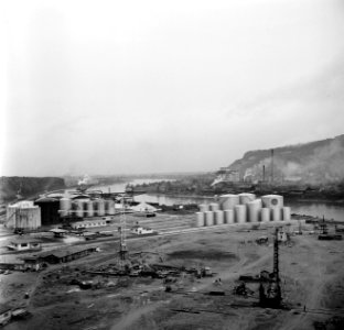 Opslagtanks van Gulf en Avia in de olie-haven in aanbouw van Bazel-Rheinfelden, Bestanddeelnr 254-1320