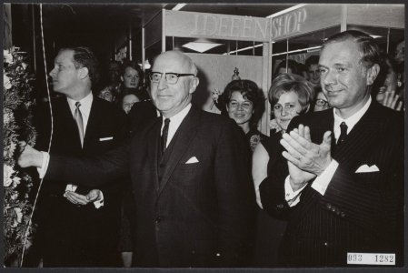 Openingen, warenhuizen, burgemeesters, Brenninkmeyer, Damrak, Bestanddeelnr 093-1282