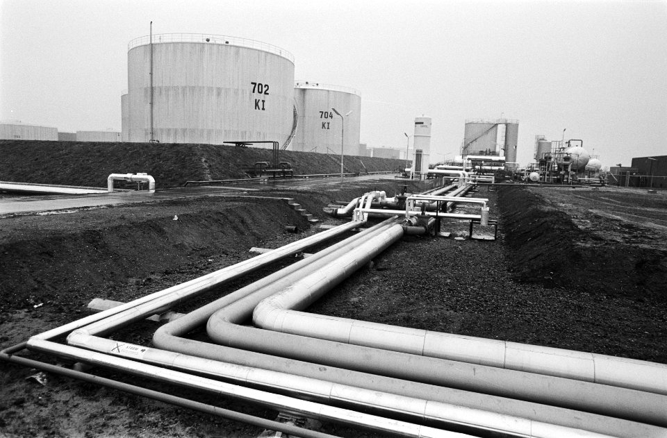 Opslagtanks met de pijpleiding, Bestanddeelnr 932-4140
