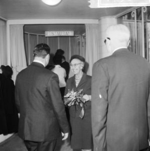 Opening vogeltentoonstelling te Rotterdam, tijdens rondgang bekeek mevrouw Van W, Bestanddeelnr 917-3619