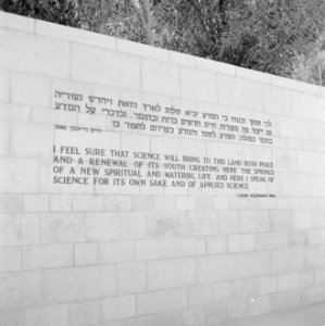 Opschrift bij het auditorium van het Weizmann-instituut te Rehovot met een cita…, Bestanddeelnr 255-3915