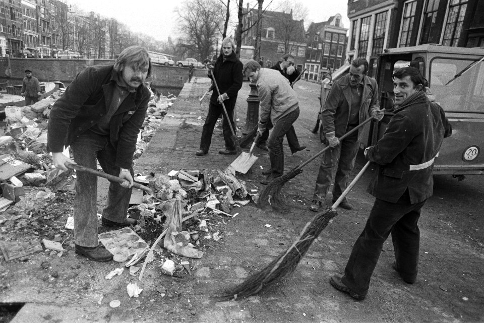 Opruimen van het vuil dat na de stakingen tegen tegen kortingen op de salarissen, Bestanddeelnr 932-7948