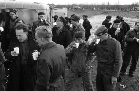 Opruimen van treinravage bij Woerden Redders drinken kop snert, Bestanddeelnr 913-3832