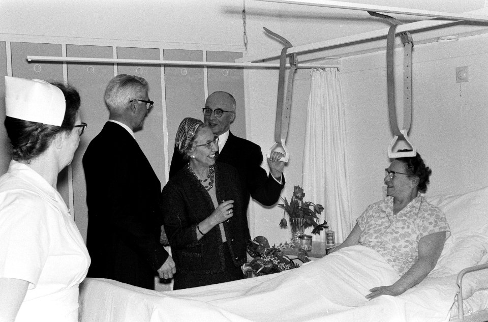 Opening vleugel Eudokiaziekenhuis in Rotterdam door burgemeester Van Walsum, Bestanddeelnr 915-1152
