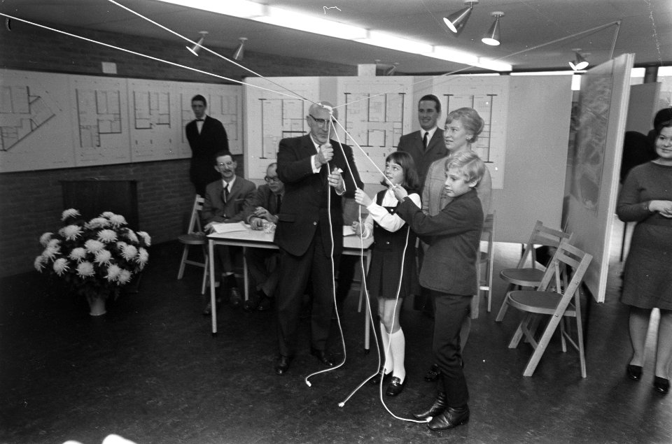 Opening voorlichtingscentrum Bijlmermeer door burgemeester Samkalden. Samen met , Bestanddeelnr 921-8004