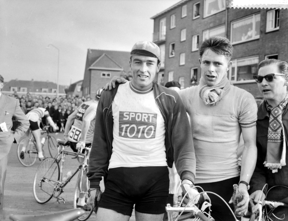 Opening van het wielerwegseizoen met de Ronde van Noord Holland, links Harry Sch, Bestanddeelnr 910-2912