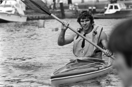 Opnamen Superstar van de AVRO in Vlaardingen, Willem van Hanegem tijdens kanov, Bestanddeelnr 928-7180