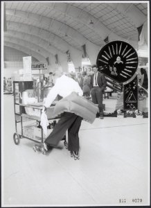 Opening vierde vaksportbeurs RAI Amsterdam. Kelner op rolschaatsen, Bestanddeelnr 157-0279