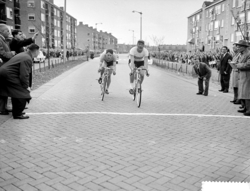 Opening van het wielerwegseizoen met de Ronde van Noord Holland , finish rechts , Bestanddeelnr 910-2911