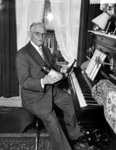 Operazanger Jules Moes wordt 6 november 80 jaar, Jules Moes met de jachthoorn ui, Bestanddeelnr 910-7943