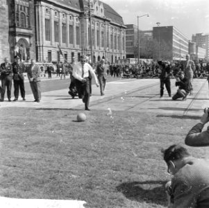 Opgeruimd staat netjes in Rotterdam, burgemeester Thomassen trapt bal, Bestanddeelnr 917-8226