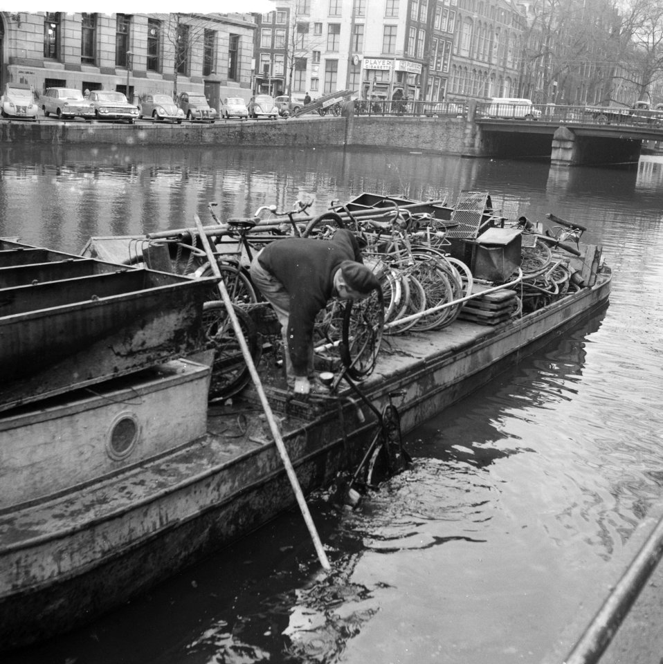 Ophalen van fietsers uit de Amsterdamse grachten, Bestanddeelnr 912-1598