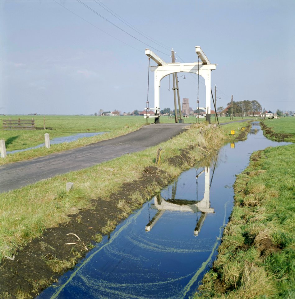 Ophaalbrug bij Schellingwoude met in de verte Ransdorp (1960)