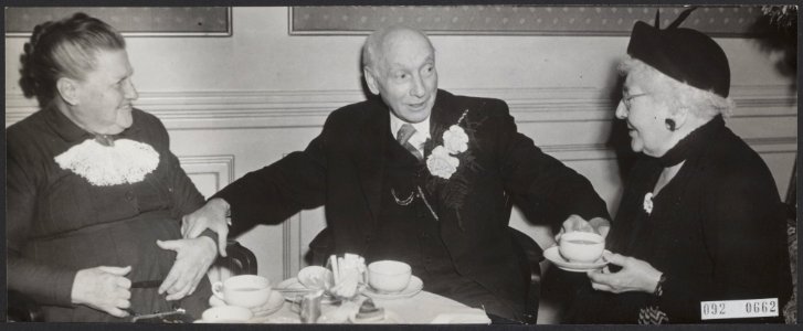 Operazanger Leo de Leeuwe wordt 85 jaar en viert dit in het Victoria-hotel. V.l., Bestanddeelnr 092-0662