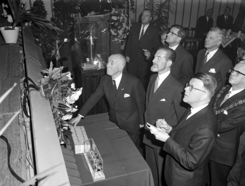Openingsplechtigheid 25 ste Hoogovenschaaktoernooi in Kennemer theater, de Commi, Bestanddeelnr 914-6848