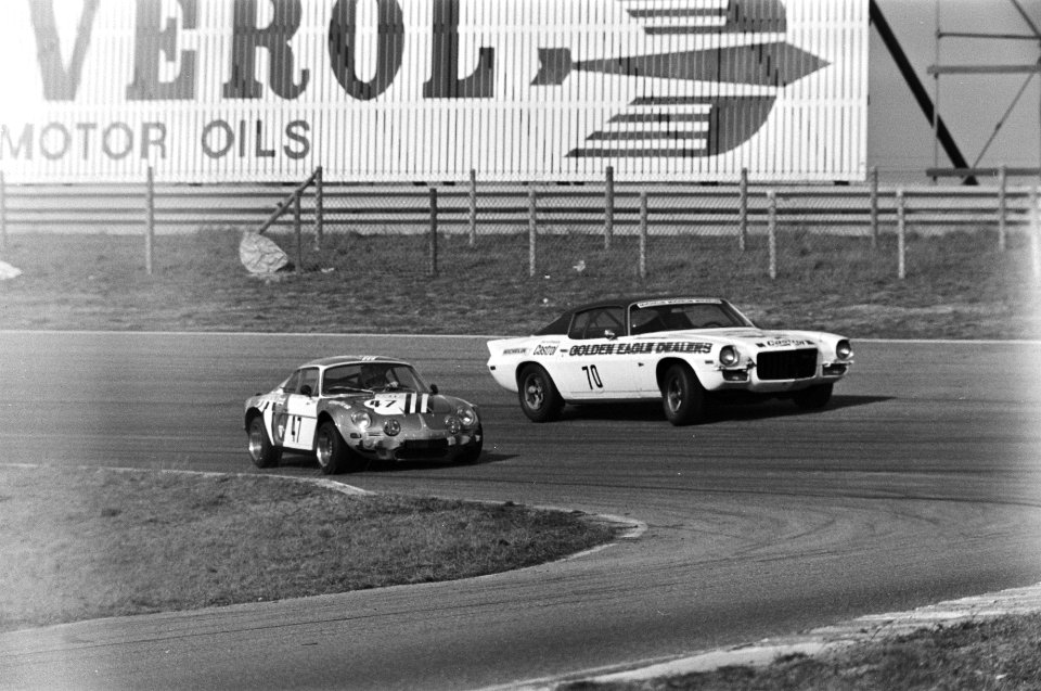 Openingsraces op Zandvoort Cleutjens met Renault Alpine (links) en Slotemakers , Bestanddeelnr 928-4883