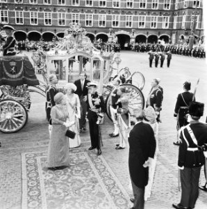 Openingszitting Staten Generaal , koningin Juliana , Prins Bernhard , Prinses Be, Bestanddeelnr 926-6900