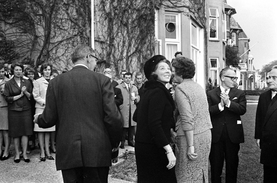 Openingen, prinsessen, vlaggen, Beatrix, prinses, Bestanddeelnr 919-7282