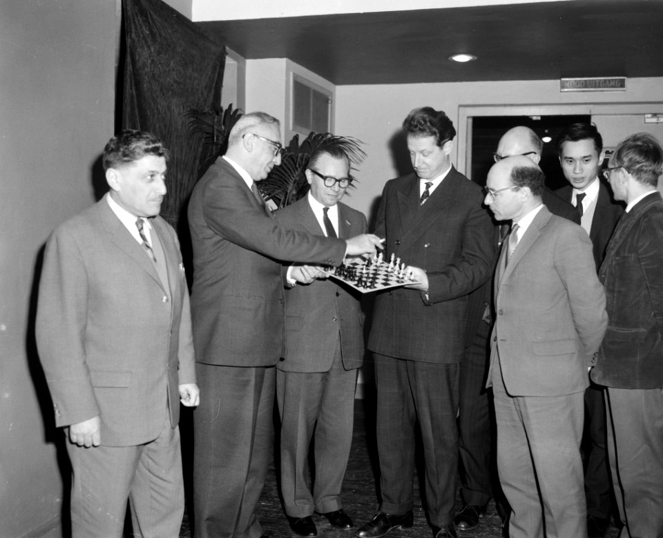 Openingsplechtigheid 25 ste Hoogovenschaaktoernooi in Kennemer theater, v.l.n.r., Bestanddeelnr 914-6847