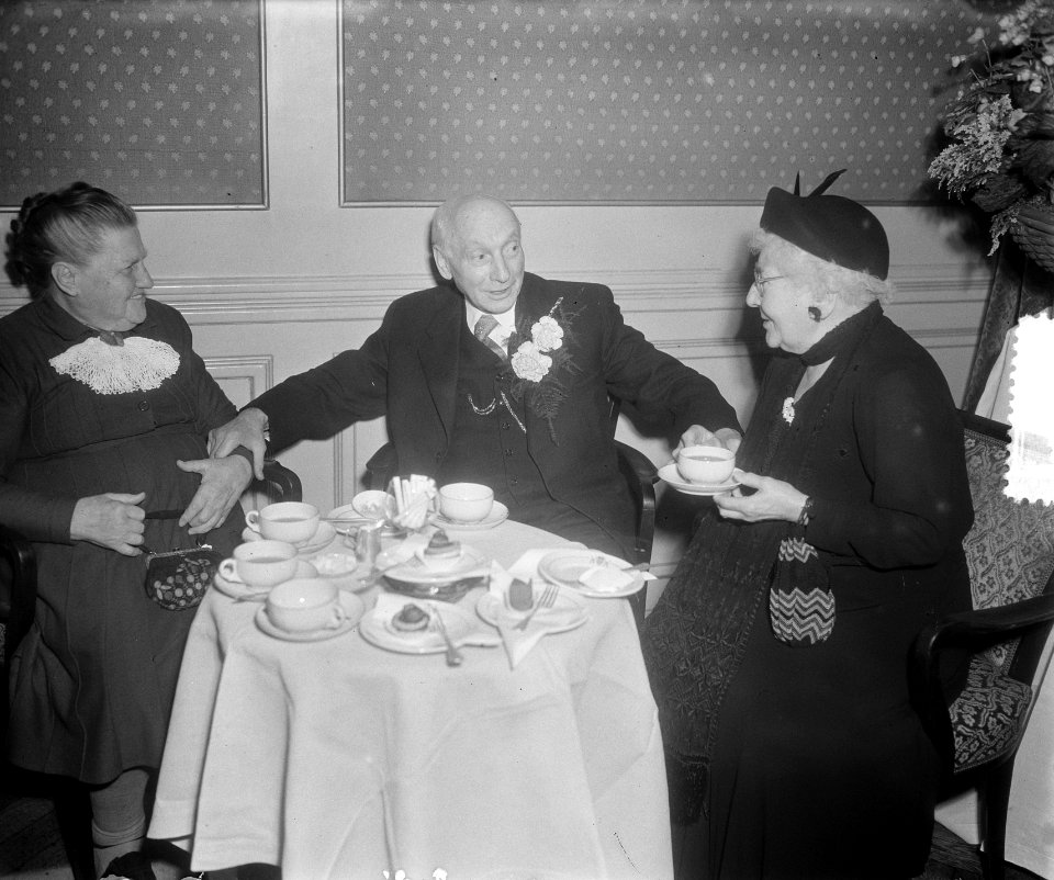 Operazanger Leo de Leeuwe wordt 85 jaar en viert dit in het Victoria-hotel Vl, Bestanddeelnr 905-4321