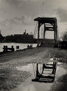 Ophaalbrug, over de Conradhaven en noordwestzijde van de cacao- en chocoladefabriek van de fa.Droste. Aangekocht in 1977 van fotograaf C. de Boer. Identificatienummer 54-004328, NL-HlmNHA 1478 25900 K 38