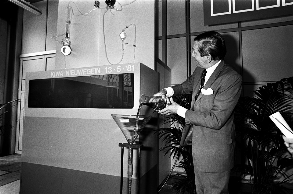 Opening van KIWA (keuringsinstituut waterleidingartikelen) speurwerk-laboratorium in Nieuwegein, Bestanddeelnr 931-4834