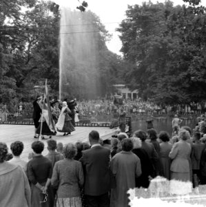 Operatie H2O in Kampen. Uitvoering Friese dansen in feestpark, Bestanddeelnr 907-9386