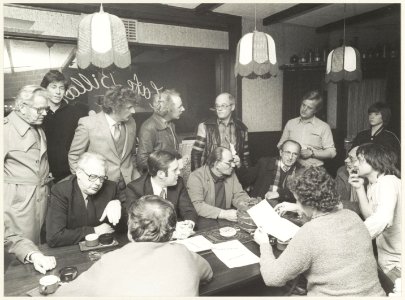 Oprichtingsvergadering van de wijkraad Indische buurt Noord in het café Hans en Wil op de hoek van de Preangerstraat en de Timorstraat. Zittend links resp. dhr Wikke en dhr Van Oijen, be, NL-HlmNHA 54012328